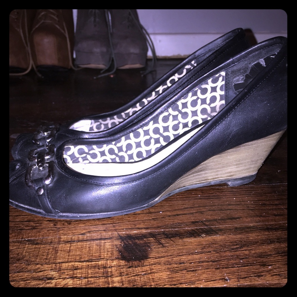 Blk Coach wedges w/ Blk/ Silver logo buckle. Sz7.5